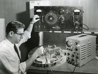 Stanley Cohn and radar apparatus, Illinois Institute of Technology, Chicago, Illinois, ca. 1950s