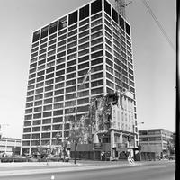 Arcade Building being demolished, with IITRI Tower in the background, Illinois Institute of Technology, Chicago, Ill.